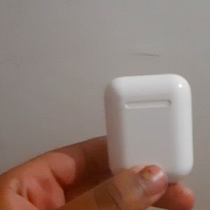 Earpods ( NOT AIRPODS)